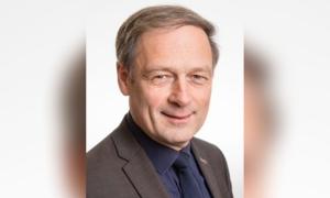Ein Mann, er lächelt