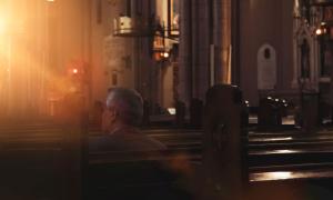 Ein Mann alleine in einer Kirche