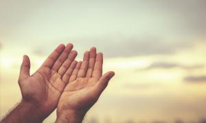 Zwei Hände mit zum Himmel gerichteten Handflächen