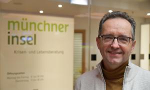 Pfarrer Norbert Ellinger vor dem Eingang des Beratungszentrums »Münchner Insel« im ­Untergeschoss des Marienplatzes.