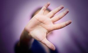 Eine Kinderhand wehrt ab