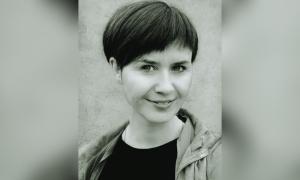 Eine Frau mit kurzen Haaren, sie lächelt