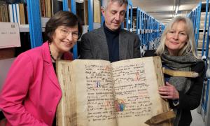 Regionalbischöfin Elisabeth Hann von Weyhern, Bibliothekar Thilo Liebe und LAELKB-Leiterin Andrea Lutz mit einem Graduale aus dem Jahr 1521
