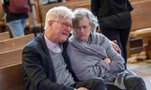Der scheidende Landesbischof Heinrich Bedford-Strohm sitzt mit seiner Ehefrau Deborah in der ersten Reihe