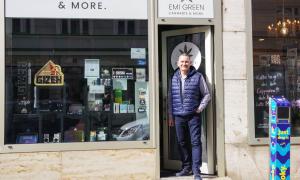 Michael Vetter vor seinem Cannabis Laden in München