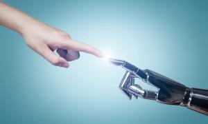 Eine Menschenhand und eine Roboterhand berühren sich mit dem Zeigefinger