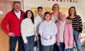 Ein Mann, drei Frauen und drei Kinder