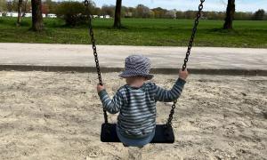 Mein Sohn auf einer Schaukel