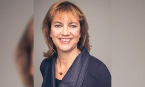 Eine Frau, sie lacht