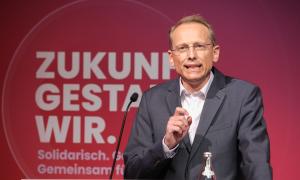Ein Mann vor einem roten Hintergrund