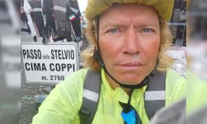 Ein Mann in Fahrrad-Montur