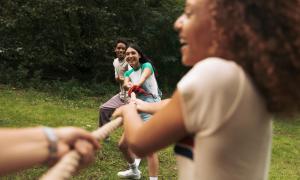 Jugendliche beim Tauziehen