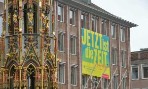 Am Rathaus in Nürnberg ist ein Werbeplakat mit der Losung 'Jetzt ist die Zeit' für den kommenden Evangelischen Kirchentag zu sehen. Der 38. Deutsche Evangelische Kirchentag wird vom 7. bis zum 11. Juni 2023 in den beiden mittelfränkischen Städten Nürnberg und Fürth stattfinden.