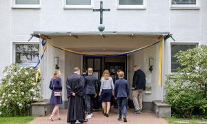 Einzug der Konfirmanden zum Konfirmationsgottesdienst