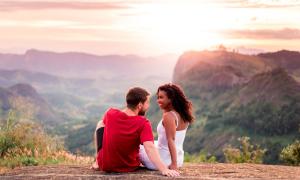 Eine Frau und ein Mann, ein Sonnenuntergang