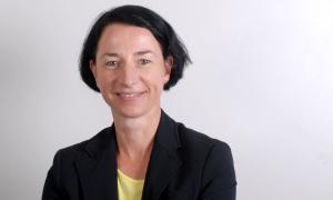 Eine Frau mit dunklen Haaren