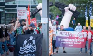 Menschen protestieren