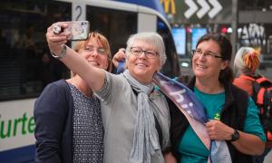 Drei Frauen machen ein Selfie