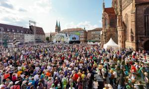 Viele Menschen auf dem Nürnberger Hauptmarkt