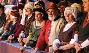 Frauen und Männer in bunten Kostümen