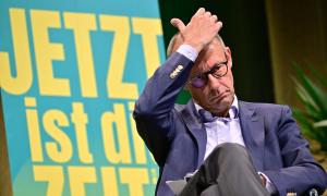 Ein Mann mit kurzen Haaren und Brille