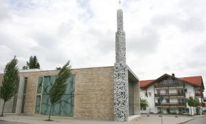 Eine Moschee, dahinter ein Wohnhaus