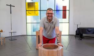 Ein Mann mit Tattoo in einer Kirche