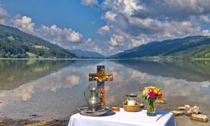 Ein kleiner Altar am See