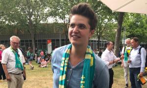 Eine Frau mit Brille, sie lächelt