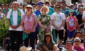 Menschen verschiedenen Alters singen