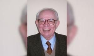 Ein Mann mit Brille, er lächelt