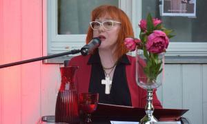 Eine Frau mit roten Haaren