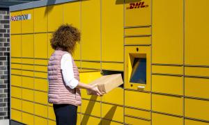 Eine Frau vor gelben Paketboxen
