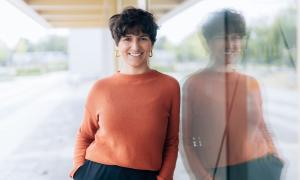 Eine Frau mit kurzen Haaren, sie lächelt
