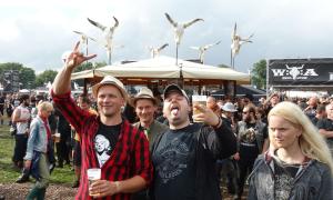 Besucher auf einem Festival