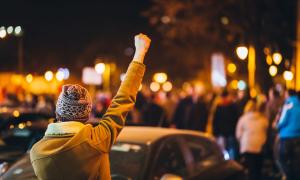ein Mann reckt seine Faust in die Luft
