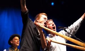Campino von den Toten Hosen und "Stofferl" Well beim Alphornblasen