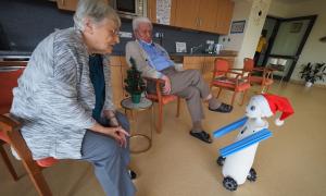 Mini-Roboter "Navel" mit Weihnschtsmuetze im Evangelischen Pflegezentrum in Eichenau (Foto vom 17.12.2020).