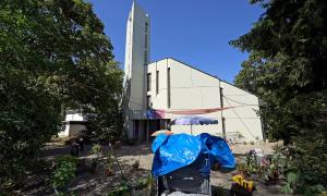 Die evangelische Matthaeuskirche (Matthäuskirche) in Ludwigshafen mit Mitmachgarten 