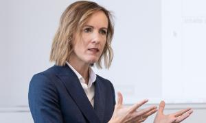 Eine Frau im blauen Blazer