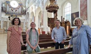 Barbara Jekeli, Brigitte Pischner, Pfarrer Thomas Hegner und Claudia Stöhler sind in der St.Anna Kirche in Augsburg. 
