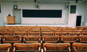 Ein leerer Universitätssaal