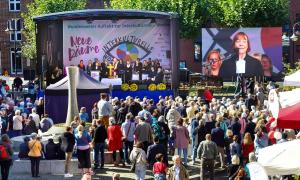 Mit einem ökumenischen Gottesdienst im Freien haben die westfälische Präses Annette Kurschus (auf der Leinwand) und Ruhrbischof Franz-Josef Overbeck am Sonntag (24.09.2023) in Bottrop die Interkulturelle Woche eröffnet