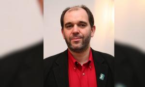 Ein Mann im dunklen Anzug mit rotem Hemd