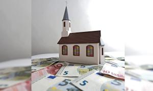 eine Kirche steht auf Gelscheinen