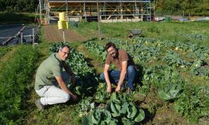 Pfarrer Roland Thürmel (links) und Konrad Hein von der Solidarischen Landwirtschaft 