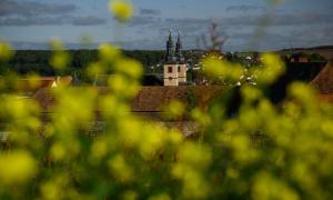 Das Kloster Triefenstein am Main ist seit 1986 die Heimat der Christusträger Bruderschaft: Blick auf das Kloster in Triefenstein