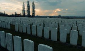 Ein Friedhof mit vielen Grabsteinen