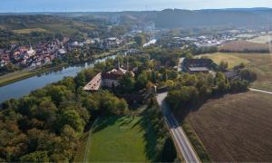 Das Kloster Triefenstein am Main ist seit 1986 die Heimat der Christusträger Bruderschaft