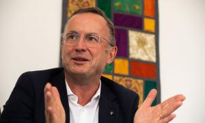 Ein Mann mit Brille